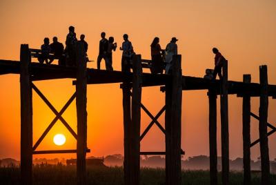 Cóctel de puesta de sol de arte en el puente de U Bein Cóctel de puesta de sol de arte en el puente de U Bein