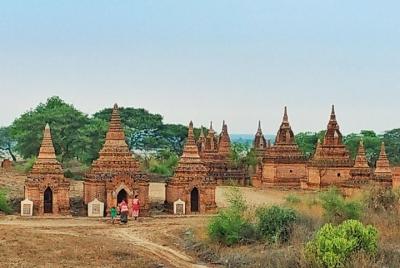 Recorrido turístico por Bagan en guía privado y automóvil