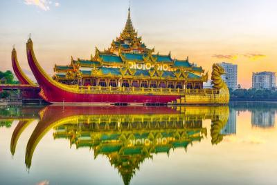 Cena y espectáculo cultural en el Palacio Karaweik Yangon, Myanma