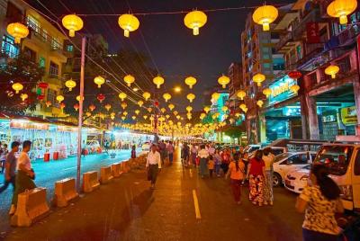 Disfruta la noche de Yangon