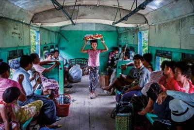Tour de comida por la mañana en Yangon con viaje en tren