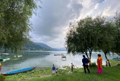 Visita el lago Fewa, la caída y el puente colgante de Devi