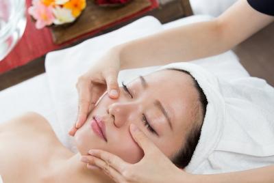 Tratamiento facial con frutas en Pokhara con recogida en el hotel