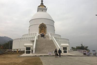Stupa de paz mundial de medio día de Pokhara