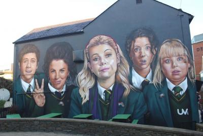 Tour a pie de 2 horas por la ciudad de Derry Girls en Derry