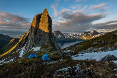 Tour de medianoche por los fiordos de Tromso con barbacoa en la p