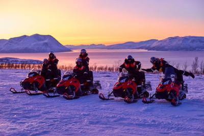 Safari en moto de nieve en los increíbles Alpes de Lyngen