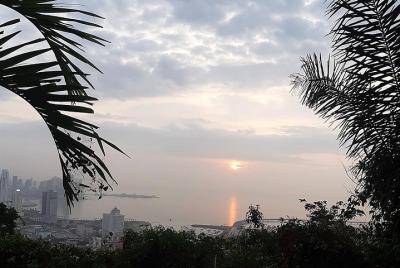 Recorrido a pie por el ANCON HILL. ¡Amanecer y desayuno panameño!