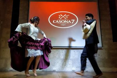 Evite las colas: cena y espectáculo de bailes típicos