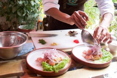 Pruebe la cocina gourmet peruana con un local en el Valle Sagrado