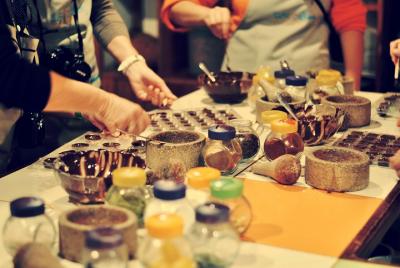 Taller de chocolate de frijol a barra en ChocoMuseo Ollantaytambo
