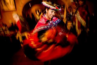 Espectáculo folclórico en el restaurante Tunupa Cusco con menú de