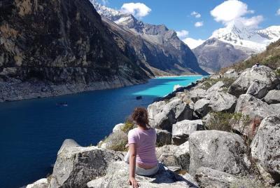 La laguna Parón se ubica a 32 km de Caraz, capital de la provinci