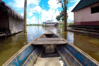 Navega en bote por Belén Iquitos.