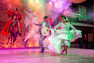 ¡Cena, espectáculo de danza y caballo peruano de paso que incluye