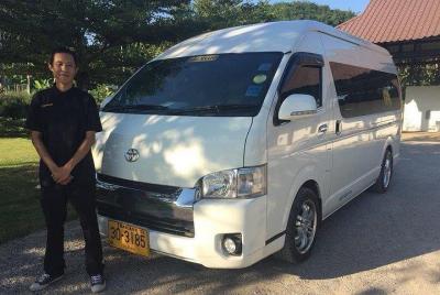 Coche de medio día con guía y conductor.