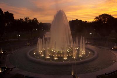 Parque de las Aguas, cena y show en Lima