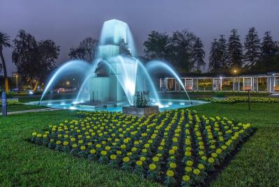 Barranco de noche, el parque del amor y el parque de las fuentes 