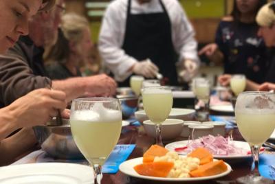 Clase de Cebiche y Pisco Sour junto al mar