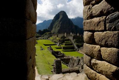 Entrada a las ruinas de Machu Picchu y la montaña Entrada a las ruinas de Machu Picchu y la montaña