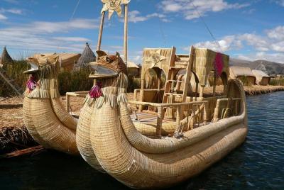 Mañana: Excursión a las islas flotantes de Uros desde Puno