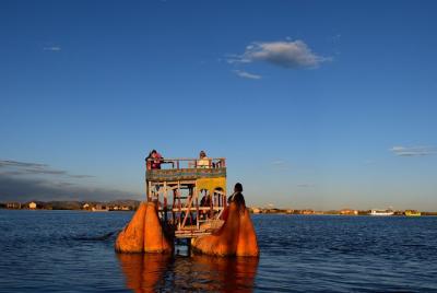 Amanecer en la isla flotante de los Uros