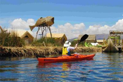 Kayaking a las Islas flotantes de los Uros