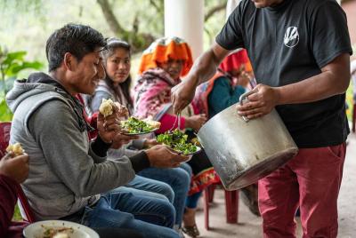 Medio día: visita a la granja de demostración orgánica y almuerzo Medio día: visita a la granja de demostración orgánica y almuerzo