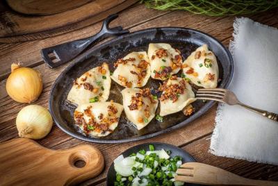 Cena organizada en casa con la típica familia polaca