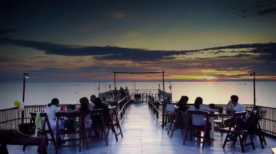 Cena al atardecer en el lago Tonle Sap con una visita al pueblo f Cena al atardecer en el lago Tonle Sap con una visita al pueblo f