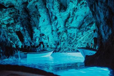 Excursión en lancha motora por cinco islas, incluidas Blue Cave y Excursión en lancha motora por cinco islas, incluidas Blue Cave y