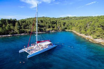 Excursión de día completo en mega catamarán a Hvar, las islas Pak Excursión de día completo en mega catamarán a Hvar, las islas Pak