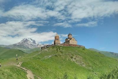 Excursión privada de un día a Gudauri y Kazbegi desde Tbilisi a t Excursión privada de un día a Gudauri y Kazbegi desde Tbilisi a t