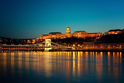 Crucero turístico por Budapest por la noche Crucero turístico por Budapest por la noche