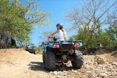 Aventura jamaicana fuera de carretera en vehículo todoterreno en  Aventura jamaicana fuera de carretera en vehículo todoterreno en