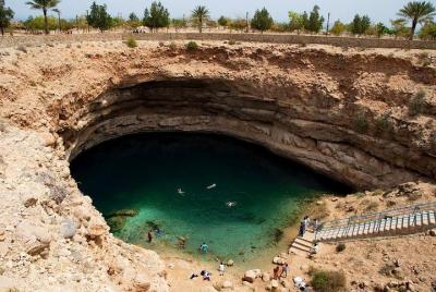 Escapada privada de un día: Bimah Sinkhole, Wadi Shab y Tiwi Beac