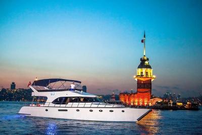 Crucero al atardecer por el Bósforo en un yate de lujo Crucero al atardecer por el Bósforo en un yate de lujo