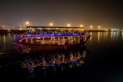 Dubai Creek 2 horas de cena en crucero por el dhow Dubai Creek 2 horas de cena en crucero por el dhow