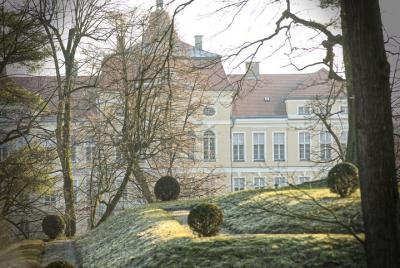 Palacio, castillo y antiguos robles: visita guiada a Rogalin y Kó Palacio, castillo y antiguos robles: visita guiada a Rogalin y Kó