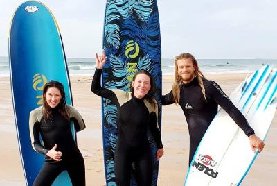 Clases de surf para grupos pequeños en Praia do Guincho Clases de surf para grupos pequeños en Praia do Guincho