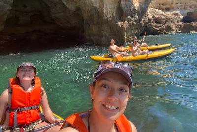 Alquiler de kayak con experiencia en la cueva de Benagil