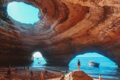 Dentro de la cueva de Benagil - tour en remo al amanecer