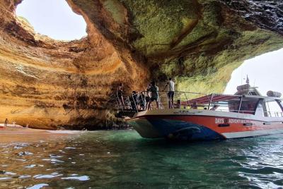 Aventura a las cuevas de Benagil en un catamarán para toda la fam Aventura a las cuevas de Benagil en un catamarán para toda la fam