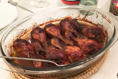 Comida casera portuguesa fresca y comida con un local en el hermo