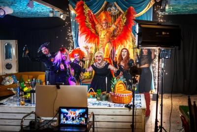 Experiencia virtual en línea de Sangria and Secrets Drag Queens