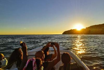 Paseo en barco al atardecer por las cuevas de Benagil con grupos 