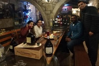 Recorrido a pie por 5 casas de comida y vino