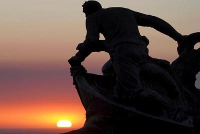 La excursión en bicicleta durante la puesta de sol en Oporto