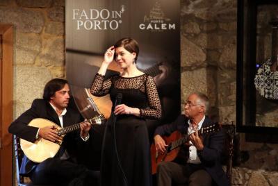 Espectáculo de fado en las bodegas de Porto Cálem con cata de vin