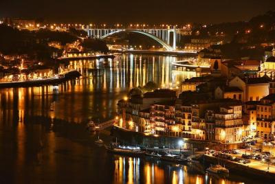 Tour nocturno de Porto Heritage con espectáculo de fado y cena in